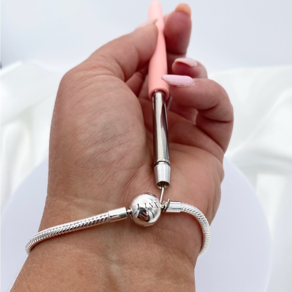 Bracelet Fastener Tool Assists with Putting on Your Bracelet